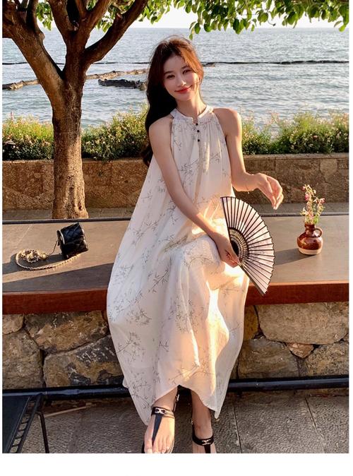 紅色V領交叉辣妹短袖 春季穿搭的時髦焦點